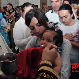 Литургија крај моштију Светог Нектарија Егинског