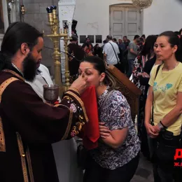 Литургија крај моштију Светог Нектарија Егинског