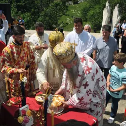 У Долима прослављена годишњица канонизације Пивских мученика, богослужили Митрополит Амфилохије и Епископ Јоаникије