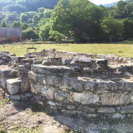 Храм Светог Василија Острошког у Мартиновићима, код Гусиња, на удару неразумних