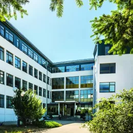 Студенти не дају светиње