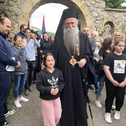 Епископ Јоаникије сабраном народу у манастиру Ђурђеви Ступови