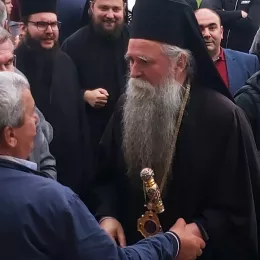 Епископ Јоаникије сабраном народу у манастиру Ђурђеви Ступови