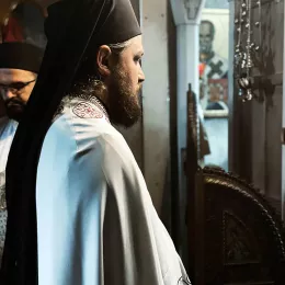 Епископ Јоаникије сабраном народу у манастиру Ђурђеви Ступови