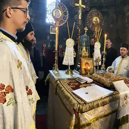 Епископ Јоаникије сабраном народу у манастиру Ђурђеви Ступови