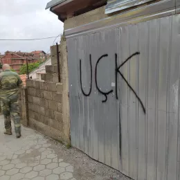 Претећи графити узнемирили Србе у Ораховцу