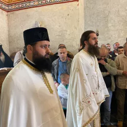 Епископ Методије на Тројичиндан богослужио у манастиру Мајсторовина