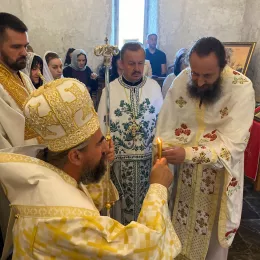 Епископ Методије на Тројичиндан богослужио у манастиру Мајсторовина