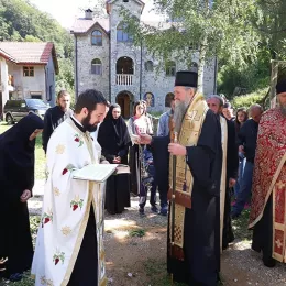 Освештана звона на порти манастира Бијела код Шавника