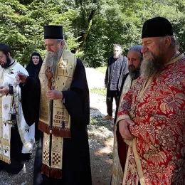 Освештана звона на порти манастира Бијела код Шавника