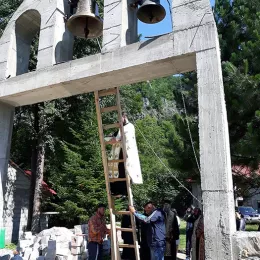 Освештана звона на порти манастира Бијела код Шавника