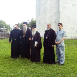 Епископ Јоаникије служио помен архимандриту Варнави Савинском