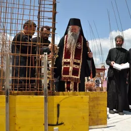 Владика Јоаникије освештао Црквено-омладински центар Светог Нектарија Егинског