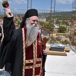 Владика Јоаникије освештао Црквено-омладински центар Светог Нектарија Егинског