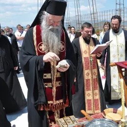 Владика Јоаникије освештао Црквено-омладински центар Светог Нектарија Егинског