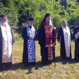 Освештано крсно знамење на мјесту будућег храма у Новшићима код Велике