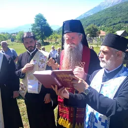 Освештано крсно знамење на мјесту будућег храма у Новшићима код Велике