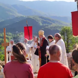 Владика Јоаникије освештао темеље цркве која се обнавља у Зорићима