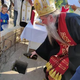 Владика Јоаникије освештао темеље цркве која се обнавља у Зорићима