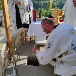 Владика Јоаникије освештао темеље цркве која се обнавља у Зорићима