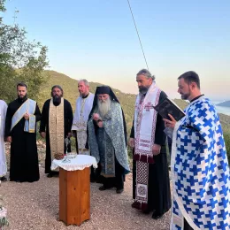 Епископ Методије освештао крст у мјесту Ратишевина код Херцег Новог