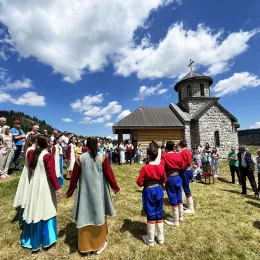 Освештана црква Полагања ризе Пресвете Богородице у Пошћенским Жарима