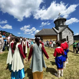 Освештана црква Полагања ризе Пресвете Богородице у Пошћенским Жарима