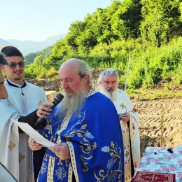 Епископ Методије освештао камен темељац цркве Светог Киријака Отшелника у Новшићу код Плава