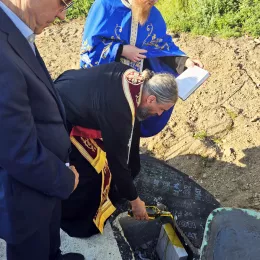 Епископ Методије освештао камен темељац цркве Светог Киријака Отшелника у Новшићу код Плава