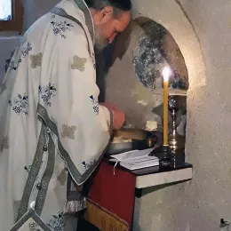 Литургија у манастиру Добриловина