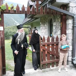 Литургија у манастиру Добриловина