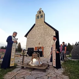 На обновљеном звонику поред храма Преображења Господњег на Жабљаку заблистало крсно знамење и звоно