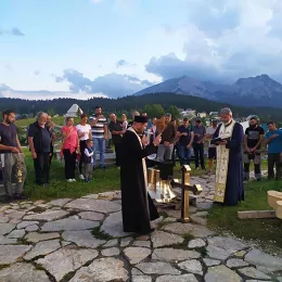 На обновљеном звонику поред храма Преображења Господњег на Жабљаку заблистало крсно знамење и звоно