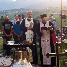 На обновљеном звонику поред храма Преображења Господњег на Жабљаку заблистало крсно знамење и звоно