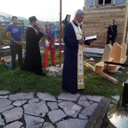 На обновљеном звонику поред храма Преображења Господњег на Жабљаку заблистало крсно знамење и звоно