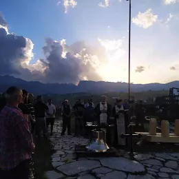 На обновљеном звонику поред храма Преображења Господњег на Жабљаку заблистало крсно знамење и звоно