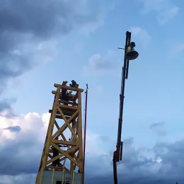 На обновљеном звонику поред храма Преображења Господњег на Жабљаку заблистало крсно знамење и звоно