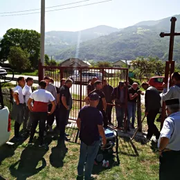 Kапија цркве Светог Василија Острошког у Мартиновићима код Гусиња