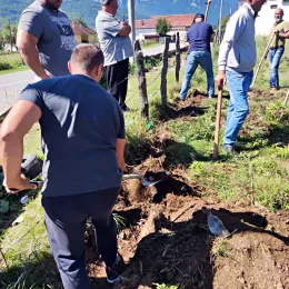 Kапија цркве Светог Василија Острошког у Мартиновићима код Гусиња