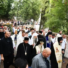 Патријарх Порфирије предводио литију са чудотворном иконом Богородице Савинске