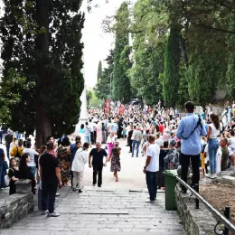 Патријарх Порфирије предводио литију са чудотворном иконом Богородице Савинске