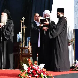 Патријарх Порфирије предводио литију са чудотворном иконом Богородице Савинске