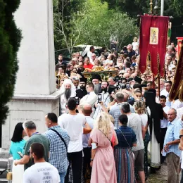 Патријарх Порфирије предводио литију са чудотворном иконом Богородице Савинске