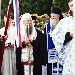Патријарх Порфирије предводио литију са чудотворном иконом Богородице Савинске