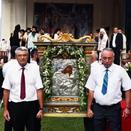 Патријарх Порфирије предводио литију са чудотворном иконом Богородице Савинске
