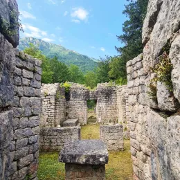 Епископ Методије служио Литургију на остацима цркве Шћепанице на Шћепан Пољу