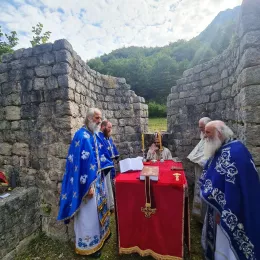Епископ Методије служио Литургију на остацима цркве Шћепанице на Шћепан Пољу