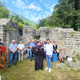 Епископ Методије служио Литургију на остацима цркве Шћепанице на Шћепан Пољу