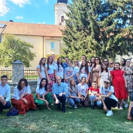 Хор Преподобне мати Ангелине на поклоњењу кивотима светих који почивају на Фрушкој Гори