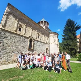 Хор Преподобне мати Ангелине на поклоњењу кивотима светих који почивају на Фрушкој Гори